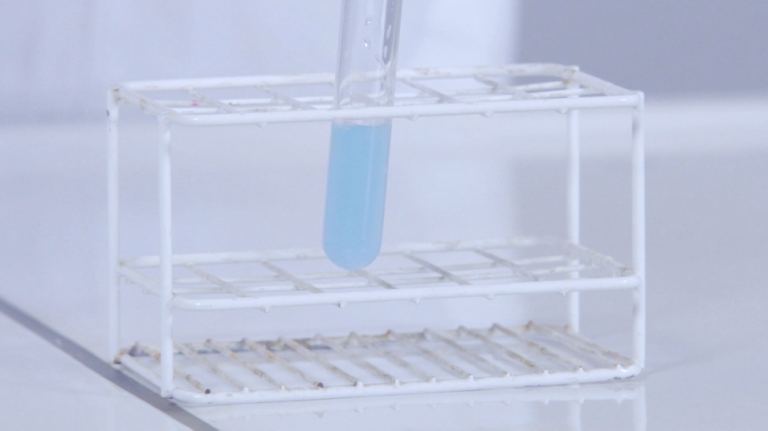 Chemische reactie: welke ionen vormen de neerslag bij het samenvoegen van CuCl2 en NaOH?